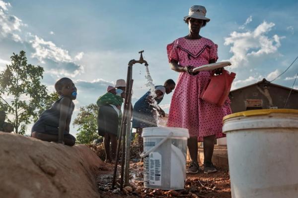 Warga mengantre untuk mendapatkan air saat suhu meningkat selama gelombang panas dan kekeringan akibat El Nino di Bulawayo, Zimbabwe, 7 Maret 2024. (FOTO: REUTERS) 