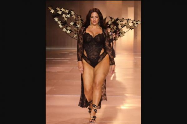 Ashley Graham beraksi di Victoria`s Secret Fashion Show 2024 di New York City, Selasa (15/10/2024). (FOTO: SHUTTERSTOCK) 