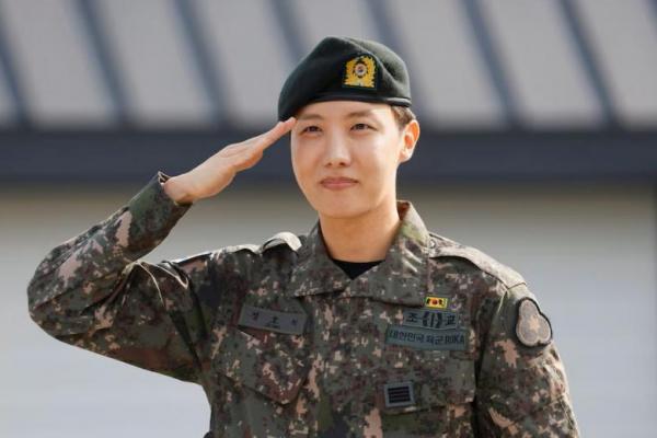 Anggota boy band K-pop BTS, J-Hope memberi hormat setelah menyelesaikan wajib militer di Wonju, Korea Selatan, 17 Oktober 2024. REUTERS 