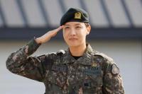 Anggota boy band K-pop BTS, J-Hope memberi hormat setelah menyelesaikan wajib militer di Wonju, Korea Selatan, 17 Oktober 2024. REUTERS