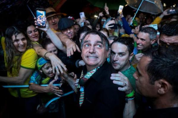 Mantan Presiden Brasil Jair Bolsonaro bertemu dengan para pendukungnya, di Porto Alegre, Brasil, 17 November 2023. REUTERS 