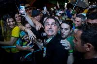 Mantan Presiden Brasil Jair Bolsonaro bertemu dengan para pendukungnya, di Porto Alegre, Brasil, 17 November 2023. REUTERS