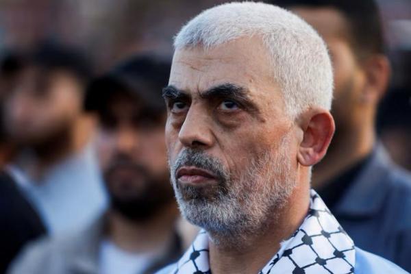 Pemimpin Hamas Yahya Sinwar dan pendukung dalam unjuk rasa anti-Israel atas ketegangan di masjid Al-Aqsa Yerusalem, di Kota Gaza 1 Oktober 2022. REUTERS 