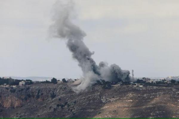 Asap mengepul di atas Arnoun, seperti yang terlihat dari Marjayoun, dekat perbatasan Lebanon dengan Israel, 17 Oktober 2024. REUTERS 