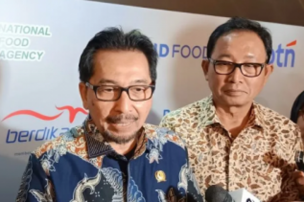 Sekretaris Utama NFA Sarwo Edhy dan Direktur Utama ID Food Sis Apik Wijayanto (foto:Antara) 