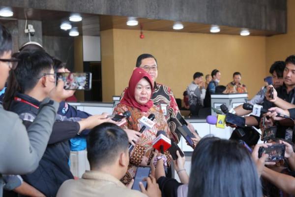 Plt. Sesjen MPR Siti Fauziah memberi keterangan pers terkait persiapan Pelantikan Presiden dan Wakil Presiden Periode 2024-2029, Prabowo Subianto dan Gibran Rakabuming Raka, di Gedung Nusantara, Komplek Gedung MPR/DPR/DPD, Senayan, Jakarta (Foto: Humas MPR) 