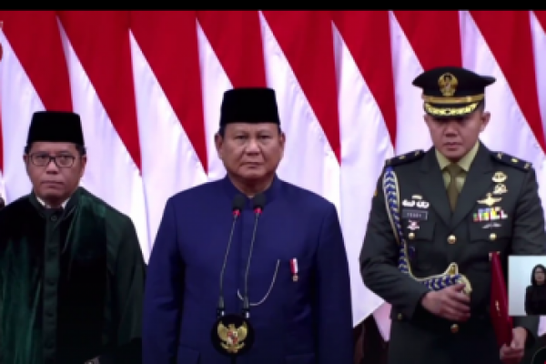 Presiden ke-8 Ri Prabowo Suboanto mengucapkan sumpah jabatan dalam Sidang Paripurna MPR RI di Gedung Nusantara, Kompleks Parlemen, Jakarta, Minggu (20/10/2024).(foto:Antara) 