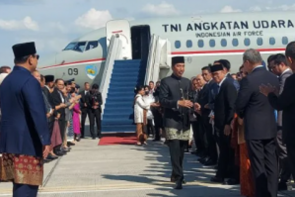 Presiden Prabowo Subianto melepas kepulangan Jokowi ke Solo, di Bandara Halim Perdanakusuma, Minggu (20/10/2024). (foto:Antara) 