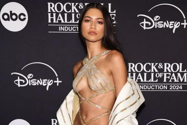 Penghormatan untuk Cher, Zendaya Pakai Gaun Vintage Bob Mackie Couture di Rock & Roll Hall of Fame