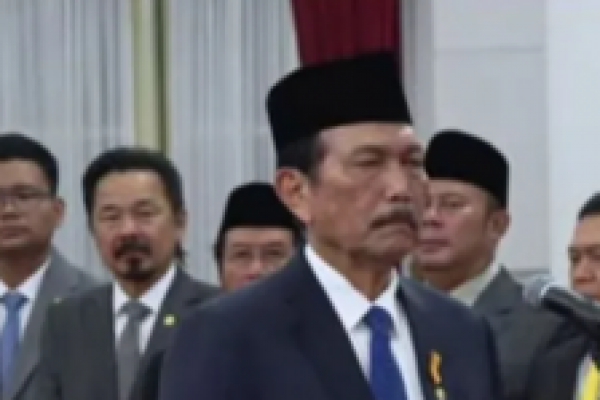 Luhut Binsar Pandjaitan dilantik sebagai Penasihat Khusus Presiden oleh Presiden Prabowo Subianto di Istana Negara, Jakarta, Selasa (22/10/2024).(Foto:Antara) 