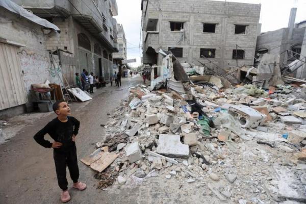 Seorang anak laki-laki Palestina melihat lokasi serangan Israel terhadap sebuah rumah, di Nuseirat di Jalur Gaza tengah, 1 Oktober 2024. REUTERS 