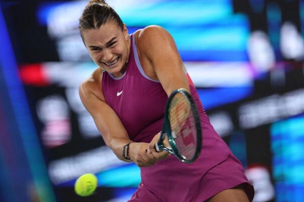 Selisih Tipis, Sabalenka Gantikan Swiatek di Posisi No 1 Dunia