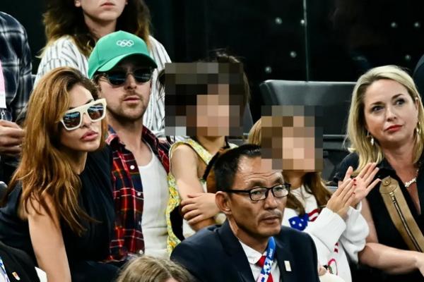 Eva Mendes dan Ryan Gosling Larang Dua Putrinya Gunakan Smartphone dan Media Sosial