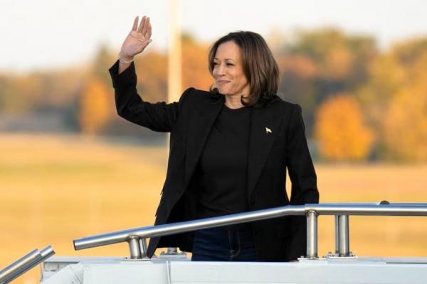 Capres Partai Demokrat AS Kamala Harris menaiki Air Force Two di Bandara Internasional Capital Region di Lansing, Michigan, AS, 18 Oktober 2024. Foto via REUTERS 