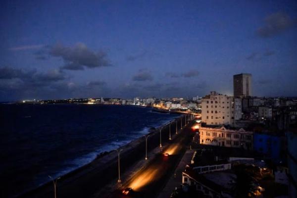 Mobil melaju di jalan raya tepi laut Havana Malecon saat jaringan listrik negara itu runtuh lagi pada hari Minggu, 20 Oktober 2024. REUTERS 