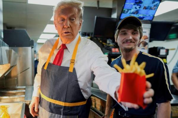 Calon Presiden AS Donald Trump bagikan kentang di Feasterville-Trevose, Pennsylvania, AS 20 Oktober 2024. Foto via REUTERS 