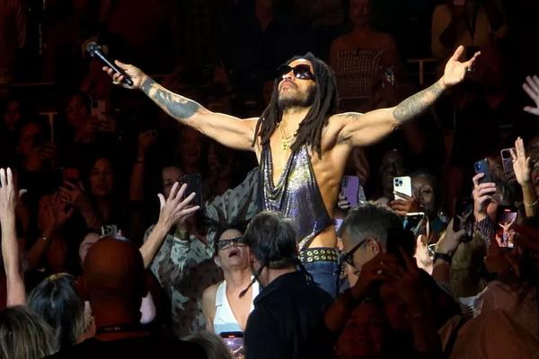 Sudah 60 Tahun, Lenny Kravitz Tetap Bugar dan Seksi Tampil di Tengah Kerumunan Penggemarnya