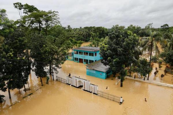 Pemandangan sebagian bangunan sekolah dan madrasah yang terendam banjir di wilayah Fazilpur, Feni, Bangladesh, 26 Agustus 2024. REUTERS 