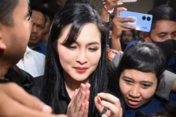 Selebriti Sandra Dewi kembali memberi kesaksian di persidangan kasus korupsi timah di Pengadilan Tindak Pidana Korupsi (Tipikor) Jakarta, Senin (21/10/2024). (foto:Antara) 