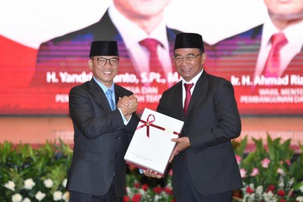 Menteri Desa dan Pembangunan Daerah Tertinggal, Yandri Susanto dalam acara Serah Terima Jabatan (Sertijab) Menteri Desa dan Pembangunan Daerah Tertinggal bersama Plt. Mendes PDT Muhadjir Effendy, di kantor Kemendes PDT, Kalibata, Jakarta (Foto: Humas Kemendes PDT) 