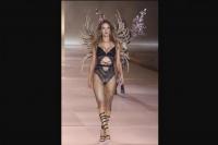 Alessandra Ambrosio tampil di runway Victoria`s Secret, Fashion Show 2024, Selasa (15/10/2024) di NYC. (FOTO: GETTY IMAGE)