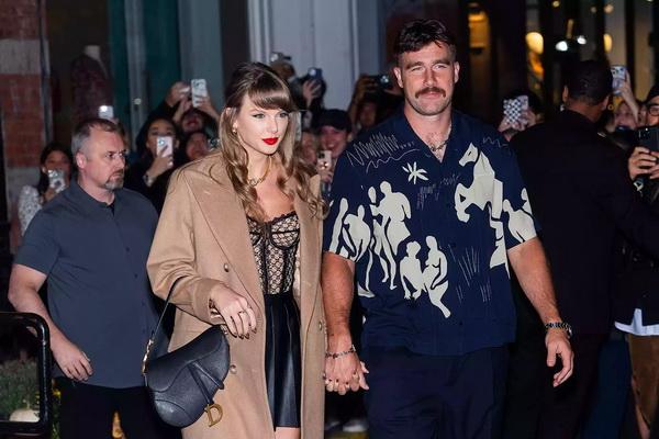 Taylor Swift Rayakan Kemenangan Travis Kelce di Atas Panggung Eras Tour