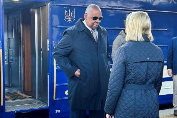 Menteri Pertahanan AS Lloyd Austin tiba di Kyiv setelah perjalanan kereta dari Polandia, disambut Dubes AS untuk Ukraina Bridget Brink, Ukraina 21 Oktober 2024. REUTERS 