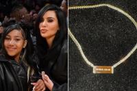 Kim Kardashian dan putrinya North West difoto bersama kalung tersebut. (FOTO: GETTY/INSTAGRAM)