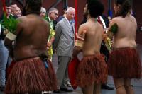 Raja Charles menyaksikan pertunjukan kelompok Mui Mui Bumer Gedlam di Pusat Nasional Keunggulan Adat di Sydney pada 22 Oktober 2024. (FOTO: GETTY IMAGE)