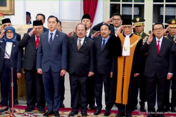 Wakil Ketua MPR RI dari Partai Demokrat, Edhie Baskoro Yudhoyono alias Ibas (ketiga dari kiri) menyaksikan pengucapan sumpah Prof. Sunarto sebagai Ketua Mahkamah Agung (Foto: Humas MPR) 