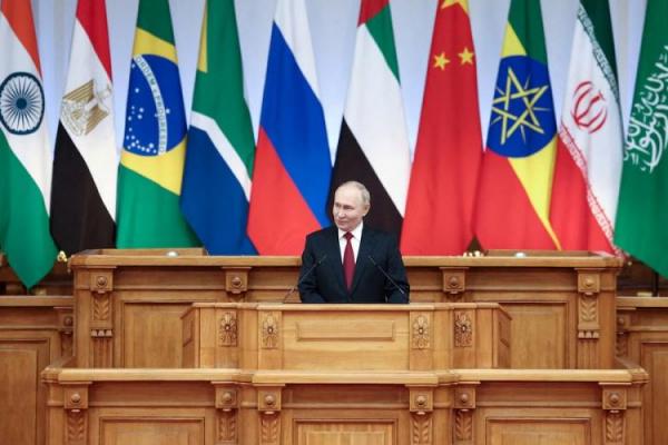 Presiden Rusia Vladimir Putin berpidato di Forum Parlemen BRICS di Saint Petersburg, Rusia, 11 Juli 2024. Handout via REUTERS 