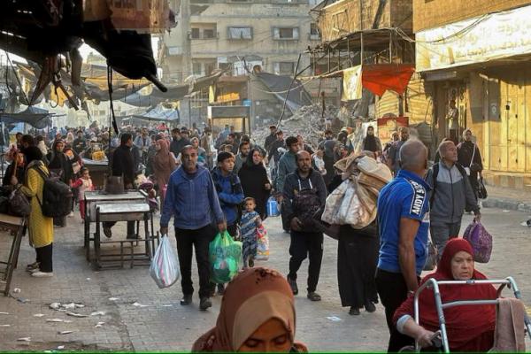 Warga Palestina yang mengungsi diperintahkan oleh militer Israel untuk mengevakuasi lingkungan mereka di Beit Lahiya di Jalur Gaza utara 22 Oktober 2024. REUTERS 