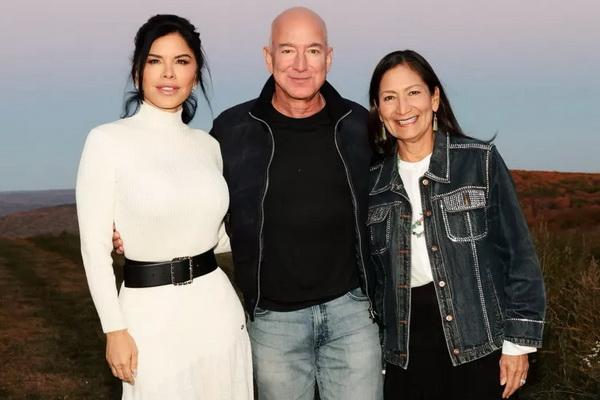 Jeff Bezos dan Lauren Sanchez menyumbangkan $60 juta kepada National Fish and Wildlife Foundation melalui Bezos Earth Fund. (FOTO: BACHELOR) 