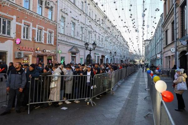 Orang-orang mengantre di luar tempat pemungutan suara Pilpres dan Referendum UE di kedutaan Moldova, di pusat kota Moskow, Rusia 20 Oktober 2024. REUTERS 