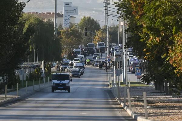 Pasukan keamanan, petugas pemadam kebakaran, dan paramedis di fasilitas Industri Dirgantara Turki (TAI) di distrik Kahramankazan, Ankara. (FOTO: ANADOLU AGENCY) 