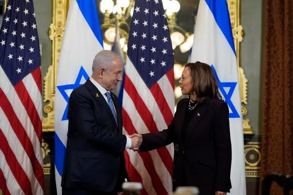 Wakil Presiden Kamala Harris, kanan, berjabat tangan dengan Perdana Menteri Israel Benjamin Netanyahu pada tanggal 25 Juli 2024. (FOTO: AP PHOTO) 