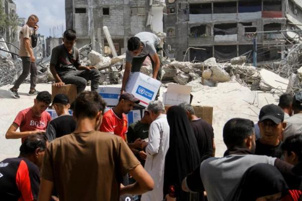 Warga Palestina berkumpul untuk menerima bantuan pasokan makanan oleh WFP di Jabalia di Jalur Gaza utara, 24 Agustus 2024. REUTERS 