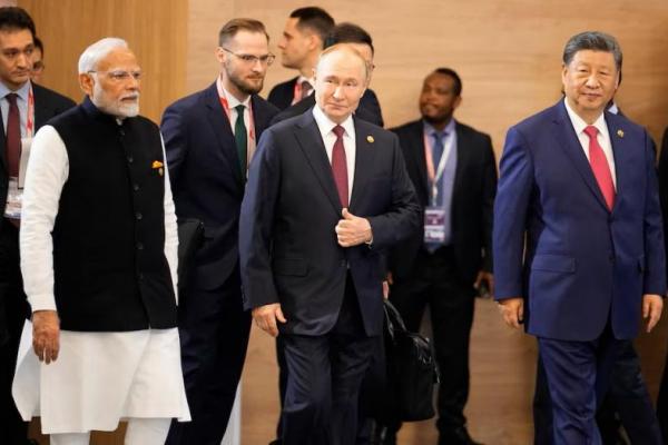 PM India Narendra Modi, Presiden Rusia Vladimir Putin, dan Presiden Tiongkok Xi Jinping menghadiri sesi foto KTT BRICS di Kazan, Rusia, Rabu, 23 Oktober 2024. Foto via REUTERS 