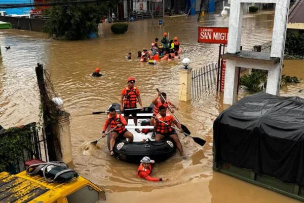 Personel Penjaga Pantai Filipina mengevakuasi penduduk setelah banjir naik akibat Badai Tropis Trami di Camarines Sur, Filipina 24 Oktober 2024. Handout via REUTERS 