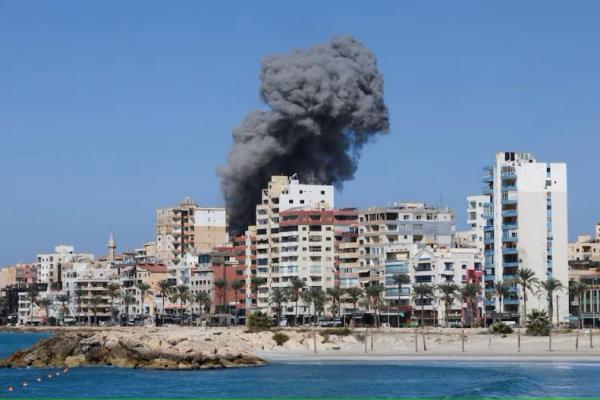 Asap mengepul di atas kota pelabuhan Tyre yang terdaftar di UNESCO setelah serangan Israel, di Lebanon selatan 23 Oktober 2024. REUTERS 