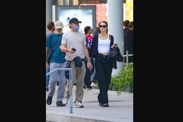 Leonardo DiCaprio jalan-jalan santai bersama pacarnya, Model Italia, Vittoria Ceretti di NYC, Rabu sore (23/10/2024). (FOTO: BACKGRID) 