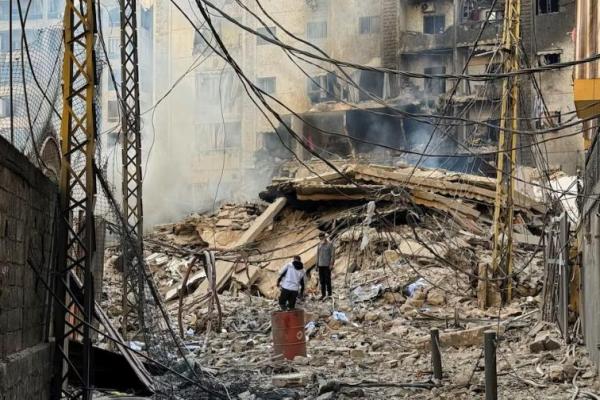 Pria berjalan di atas reruntuhan di lokasi yang rusak akibat serangan Israel di pinggiran selatan Beirut, Lebanon, 24 Oktober 2024. REUTERS 