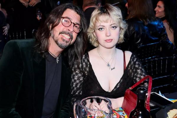 Dave Grohl dan putrinya Violet difoto pada tahun 2022. (FOTO: GETTY IMAGE) 