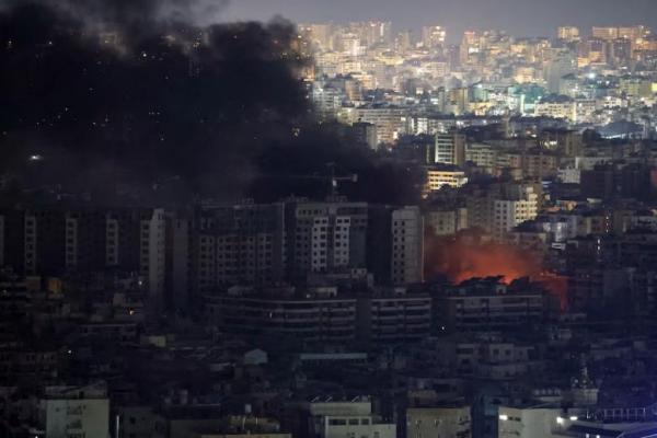 Asap mengepul di pinggiran selatan Beirut, seperti yang terlihat dari Baabda, Lebanon, 24 Oktober 2024. REUTERS 