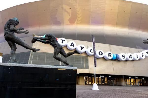 New Orleans Superdome Sambut Taylor Swift dengan Gelang Persahabatan Raksasa