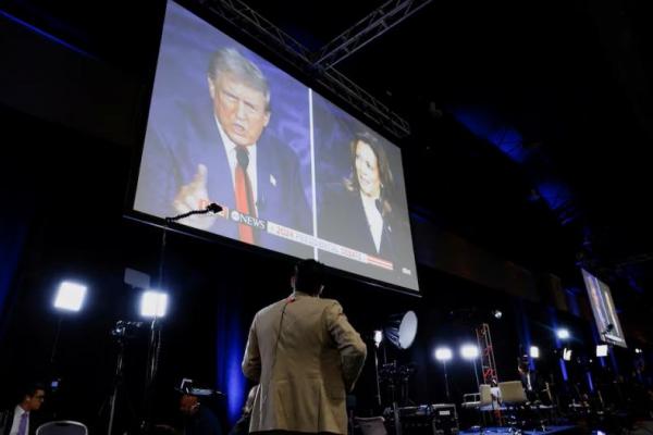 Layar menampilkan debat presiden yang diselenggarakan oleh ABC antara Donald Trump dan Kamala Harris di Philadelphia, Pennsylvania, AS, 10 September 2024. REUTERS 