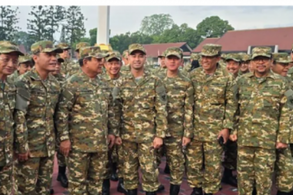 Presiden Prabowo Subianto bersama anggita Kabinet Merah Putih di Lapangan Sapta Marga, Akademi Militer, Kota Magelang, Jumat (25/10/204) pagi. (foto: Kantor Staf Kepresidenan) 