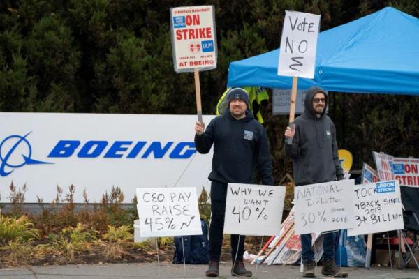 Pekerja Boeing dari International Association of Machinists and Aerospace Workers District 751 berkumpul di Renton, Washington, AS, 23 Oktober 2024. REUTERS 