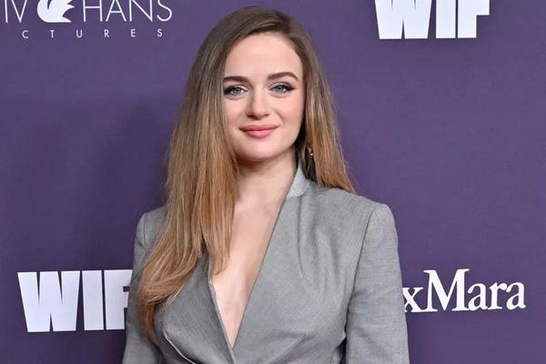 Wardrobe Malfunction, Dada Joey King Nyaris Terlihat saat Kancing Jasnya Mendadak Terbuka