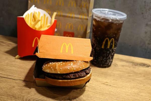 Hamburger Quarter Pounder McD, kentang goreng, dan minuman bersoda, terlihat dalam gambar ilustrasi yang diambil di New York City, AS, 24 Oktober 2024. REUTERS 